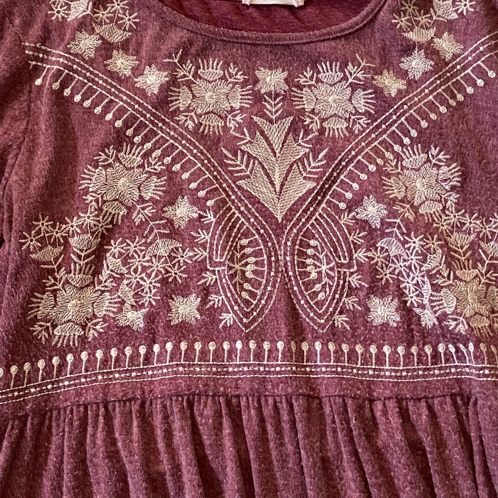 Entro Burgundy Tunic with Cream Lace Accents - Picture 3 of 4